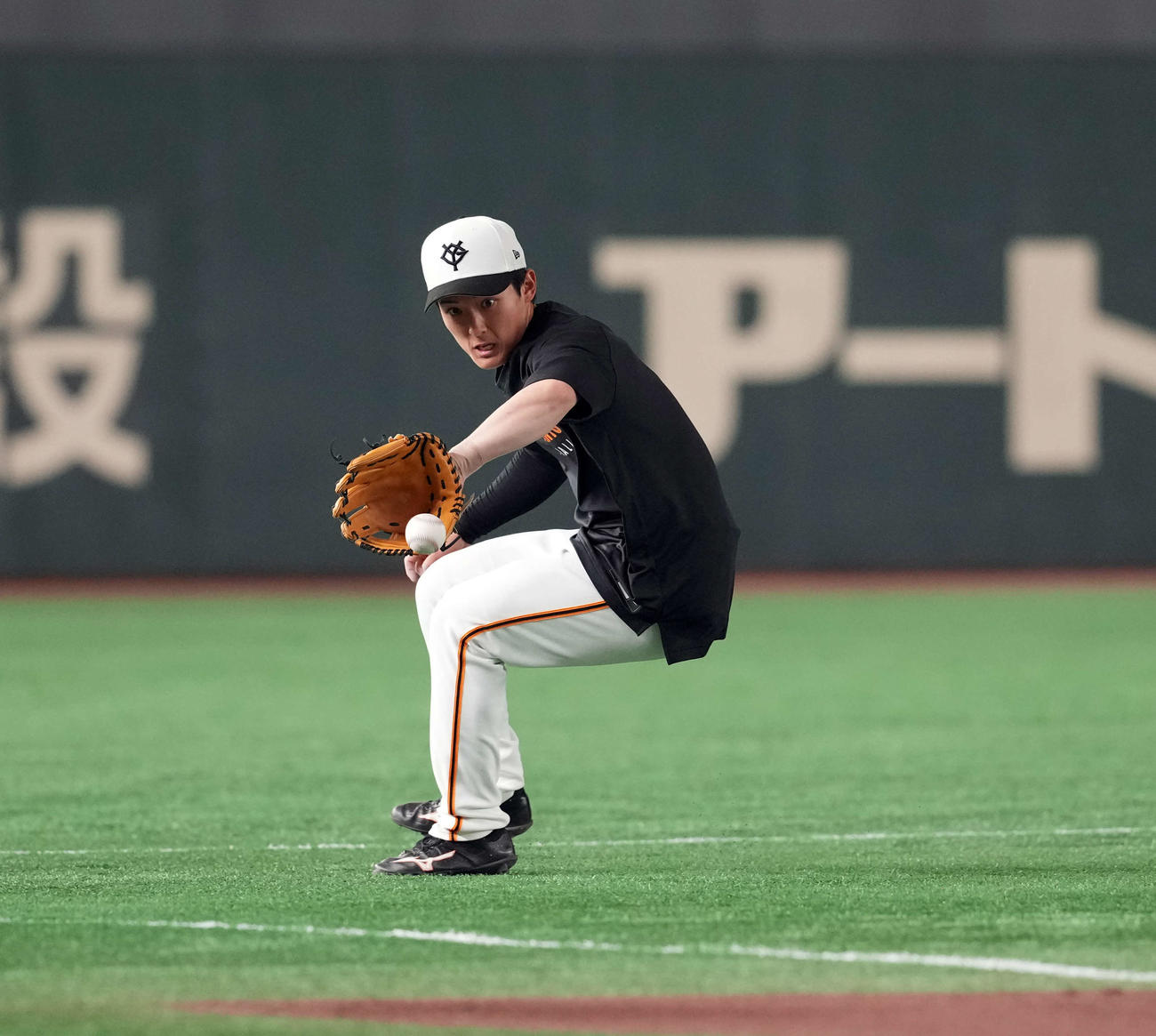 巨人対阪神　守備練習をする巨人浦田（撮影・たえ見朱実）