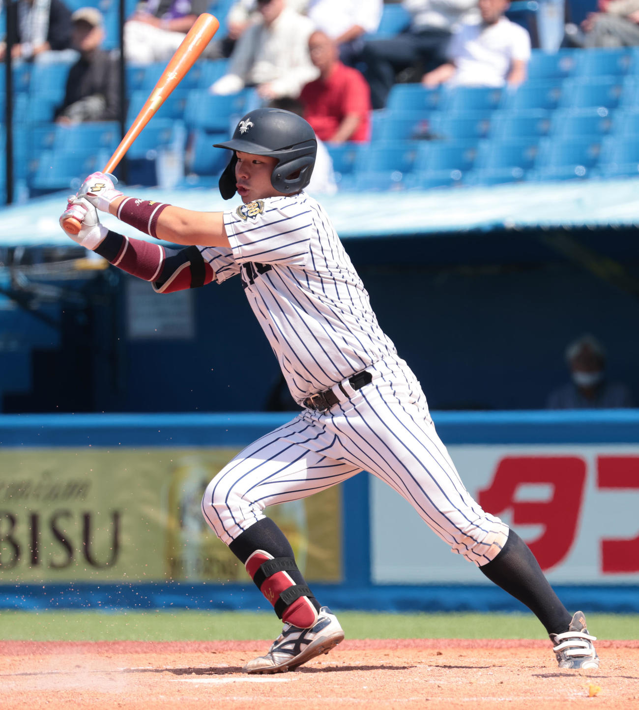 早大対立大　4回裏立大2死、丸山は遊撃内野安打を放つ（撮影・柴田隆二）