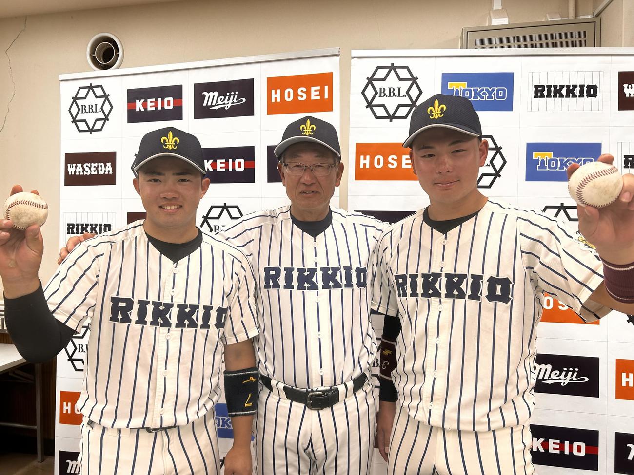 左から立大の山形球道、木村泰雄監督、延長サヨナラ逆転本塁打を放った丸山一喜（撮影・平山連）