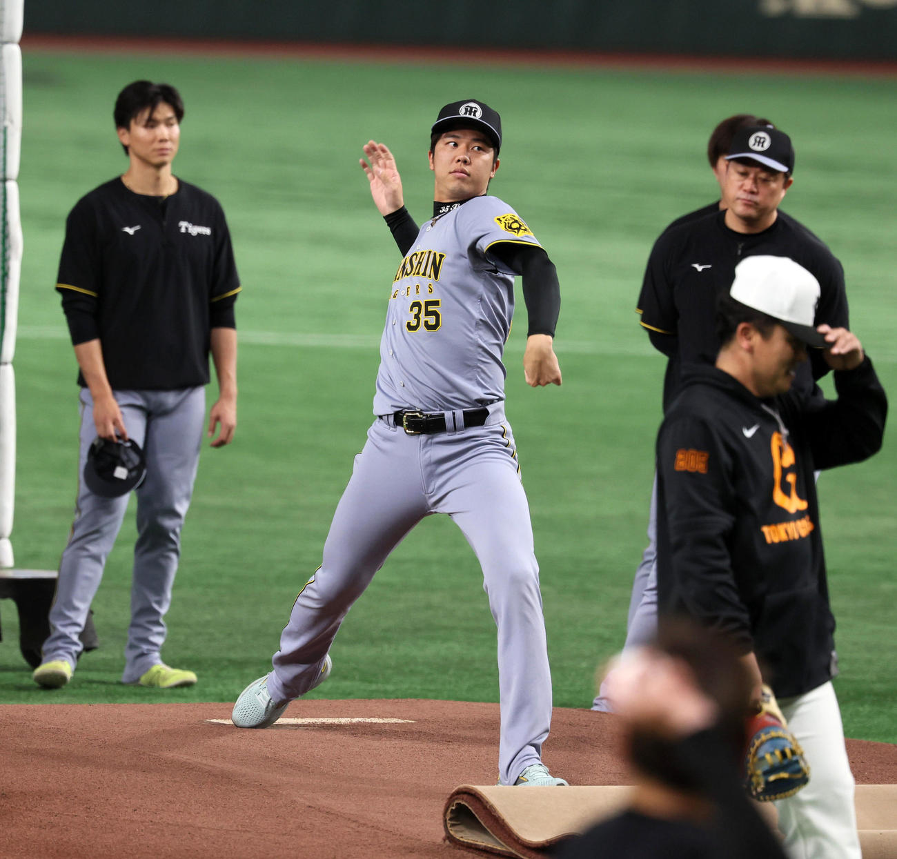 巨人対阪神　マウンドを確認する才木（撮影・加藤哉）