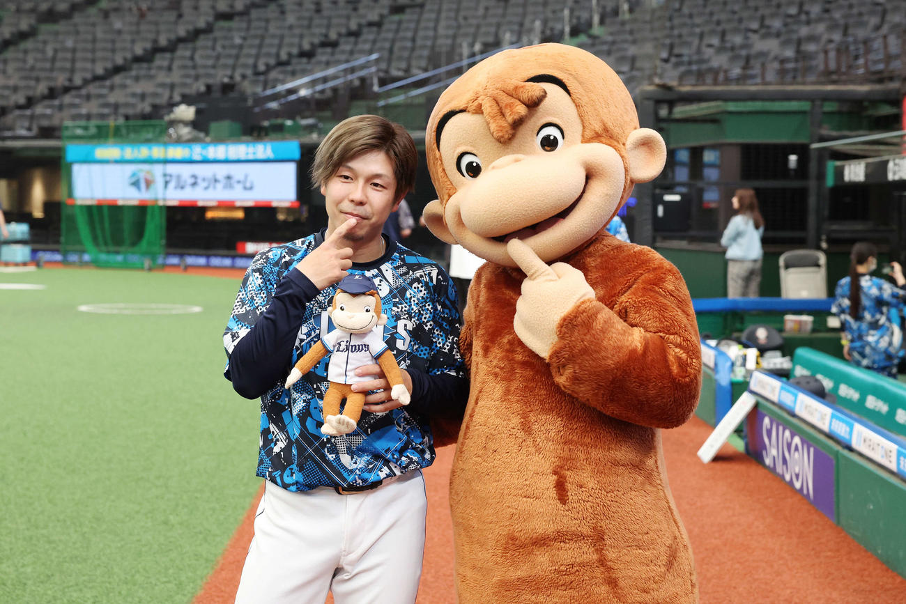 西武対ソフトバンク　試合前、一緒にポーズをとる西武児玉（左）とおさるのジョージ（撮影・宮地輝）