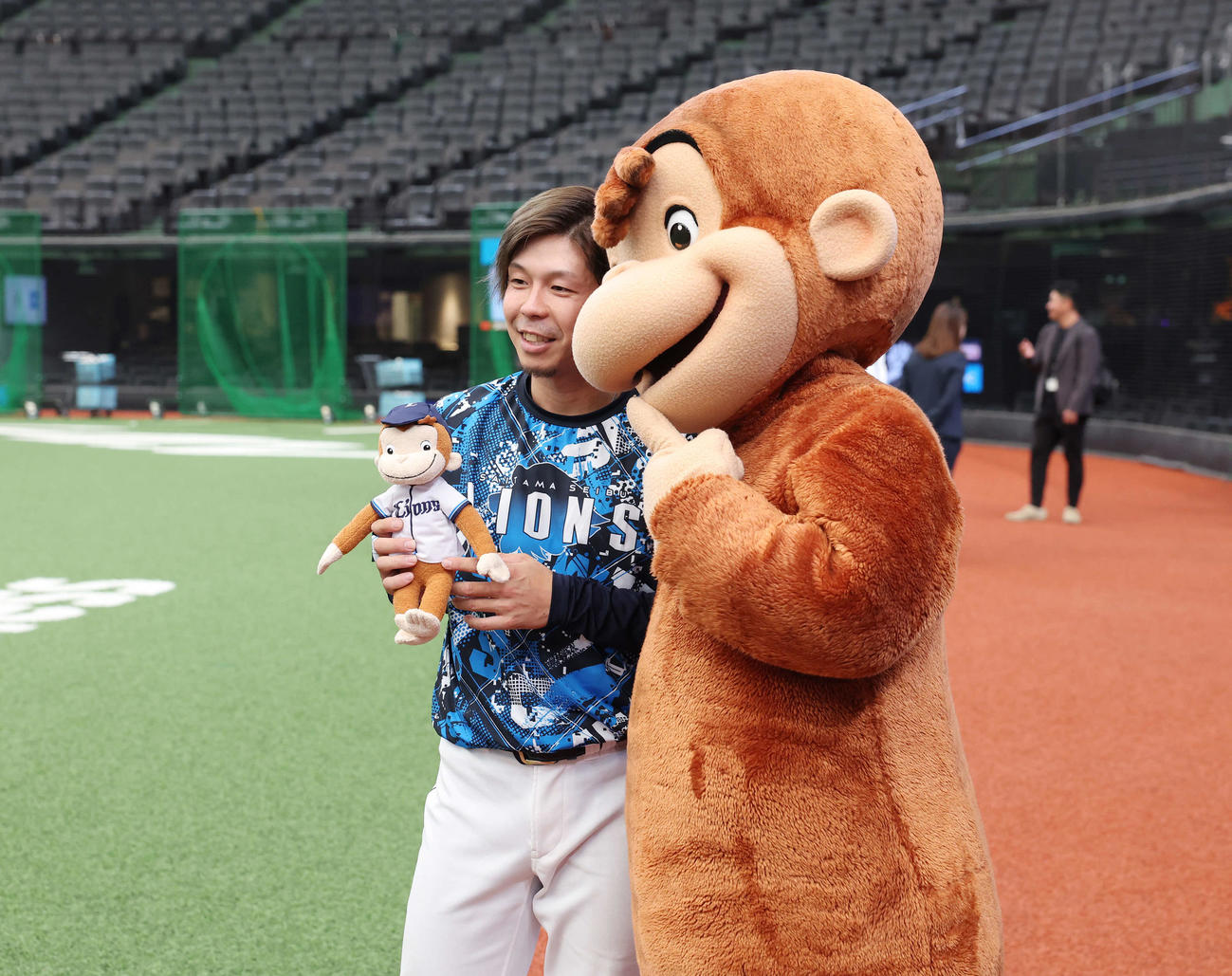 西武対ソフトバンク　試合前、おさるのジョージ（右）と笑顔を見せる西武児玉（撮影・宮地輝）