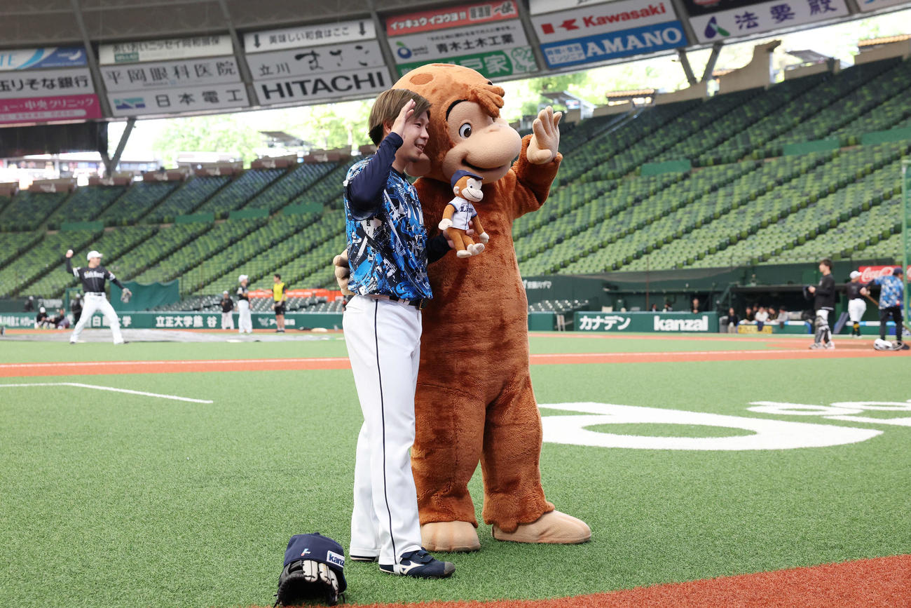 西武対ソフトバンク　試合前、一緒にポーズをとる西武児玉（左）とおさるのジョージ（撮影・宮地輝）