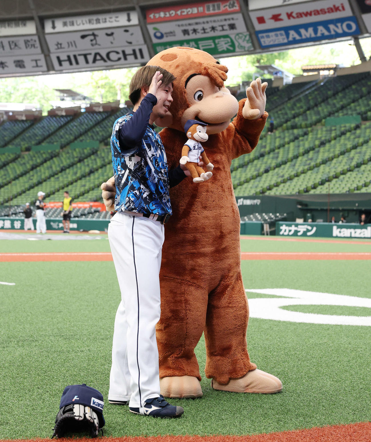 西武対ソフトバンク　試合前、一緒にポーズをとる西武児玉（左）とおさるのジョージ（撮影・宮地輝）