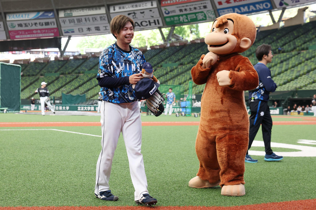 西武対ソフトバンク　試合前、笑顔を見せる西武児玉（左）とおさるのジョージ（撮影・宮地輝）