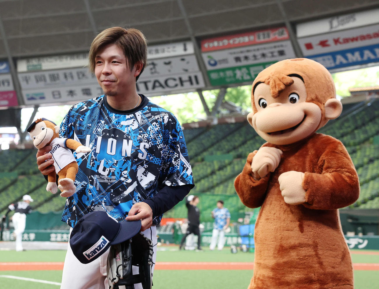 西武対ソフトバンク　試合前、笑顔を見せる西武児玉（左）とおさるのジョージ（撮影・宮地輝）