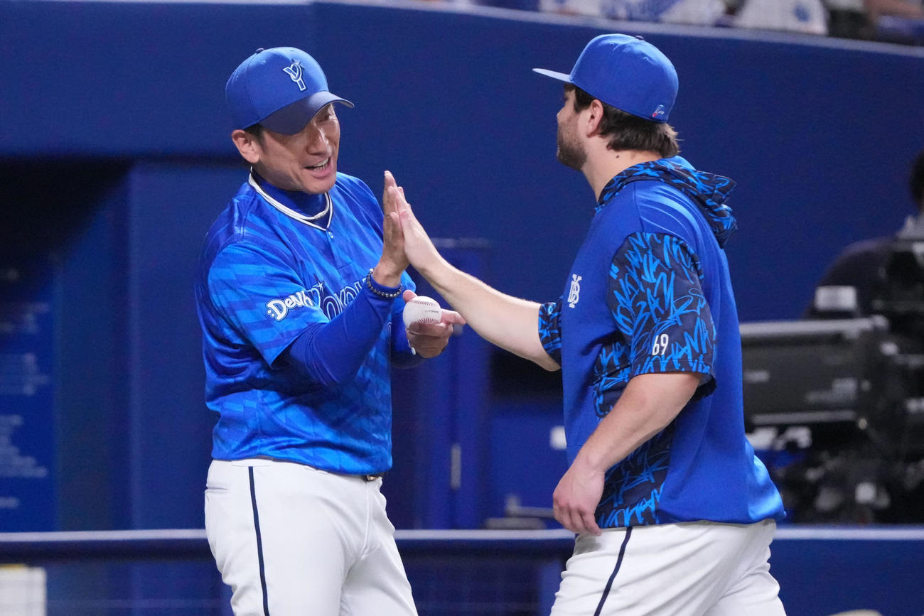 中日対DeNA　試合終了、三浦監督（左）はケイらナインを迎える（撮影・森本幸一）