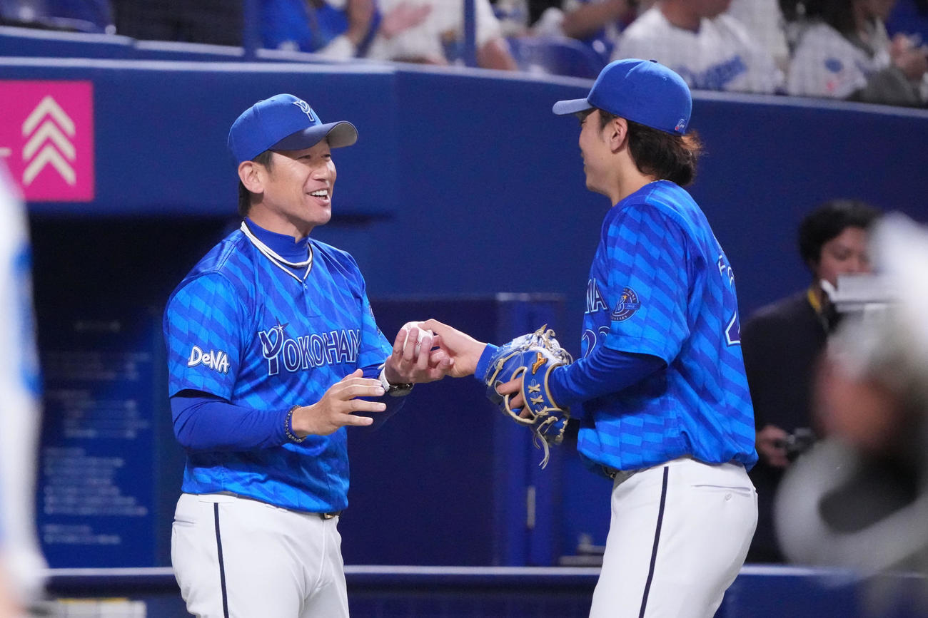 中日対DeNA　試合終了、入江（右）から勝利球を受け取る三浦監督（撮影・森本幸一）