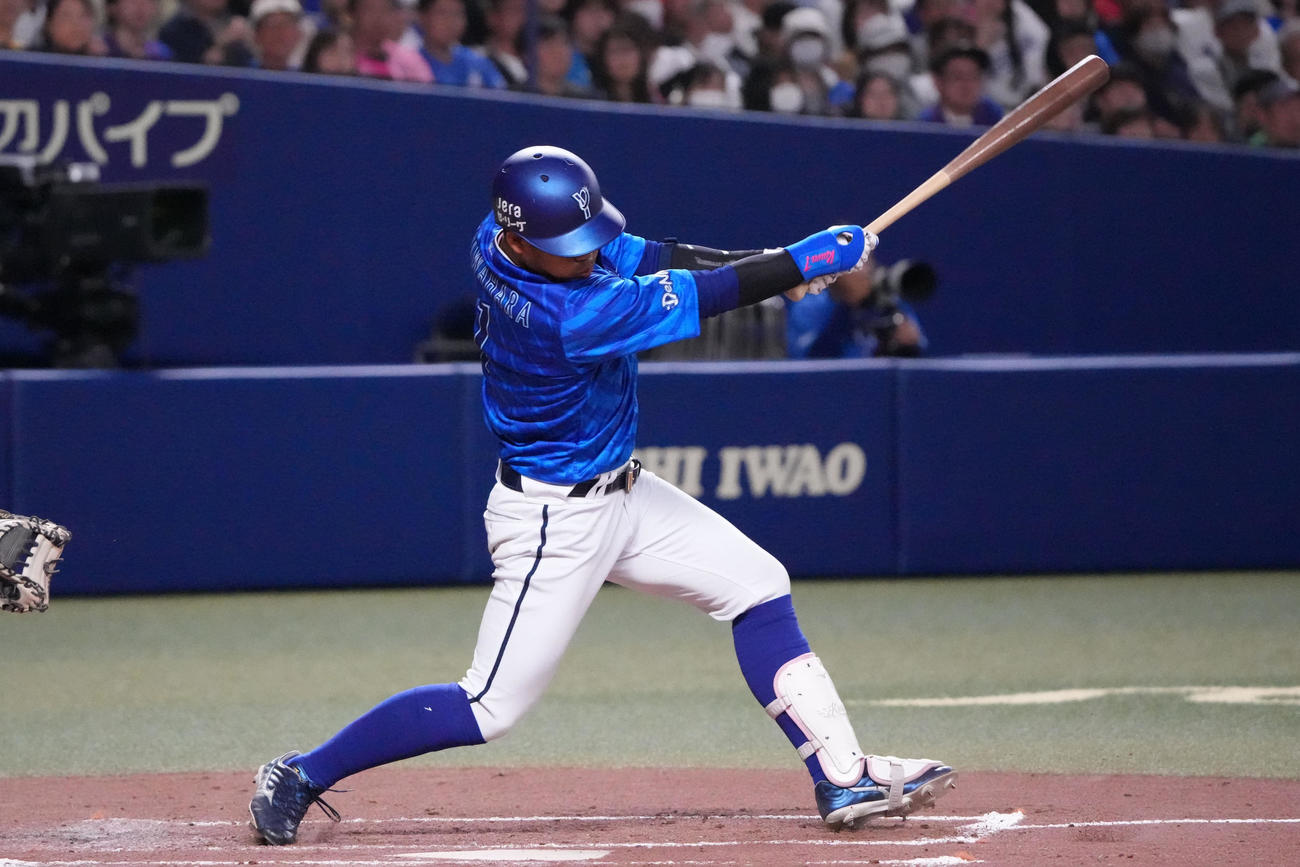 中日対DeNA 3回表DeNA2死、遊撃内野安打を放つ桑原（撮影・森本幸一）