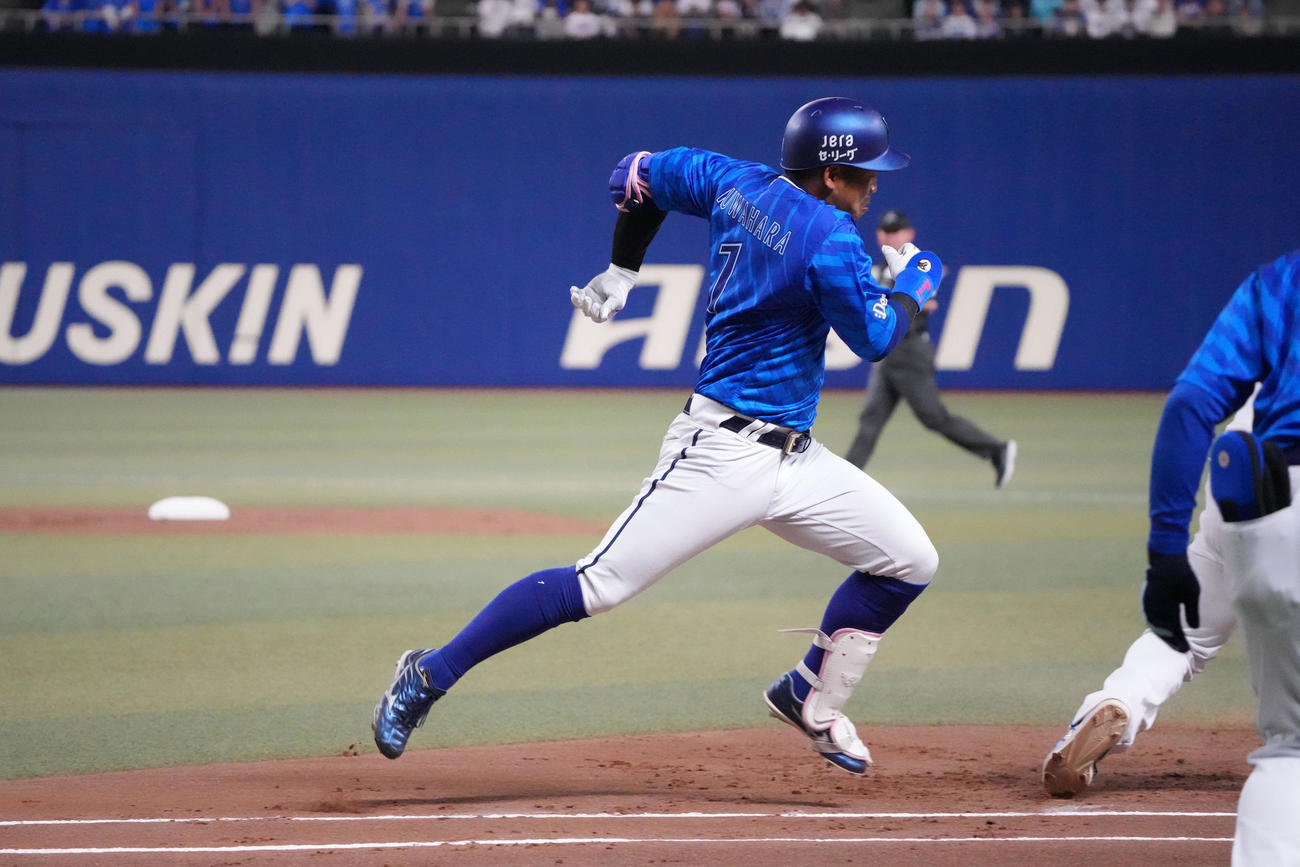 中日対DeNA 3回表DeNA2死、遊撃内野安打で出塁する桑原（撮影・森本幸一）