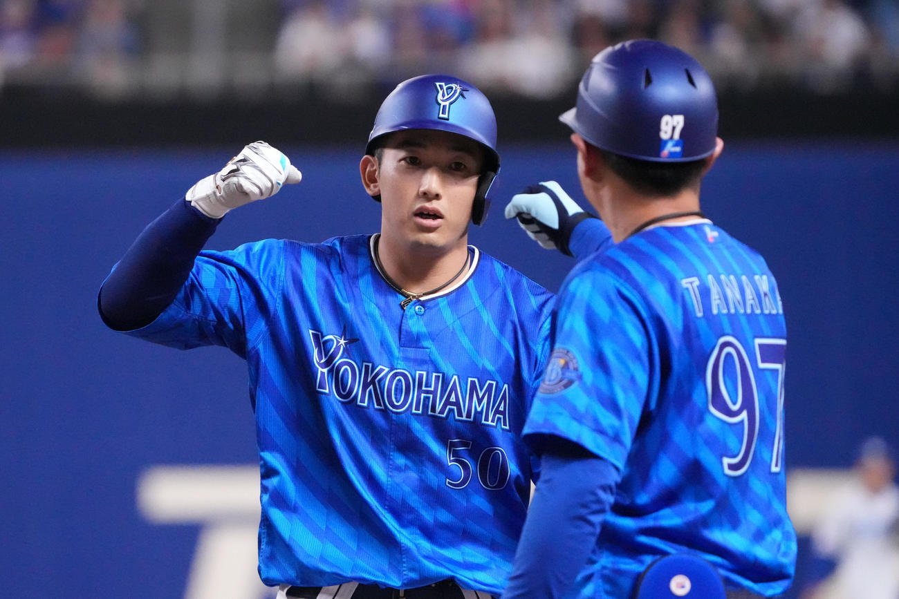 中日対DeNA 4回表DeNA1死満塁、山本（左）は左2点適時打を放ち田中内野守備兼ベース兼野手コーチとタッチを交わす（撮影・森本幸一）