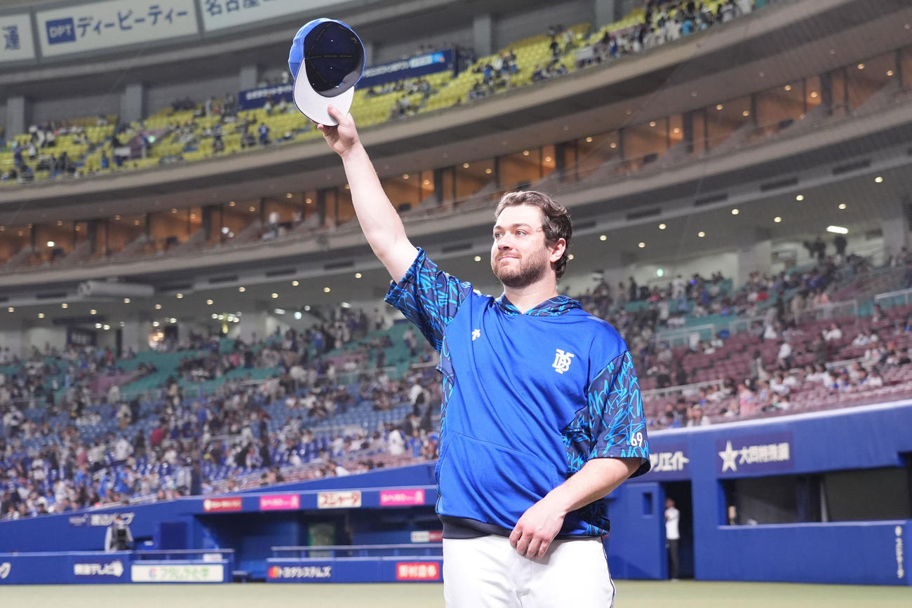 中日対DeNA　ヒーローインタビューを終えファンの声援に応えるケイ（撮影・森本幸一）