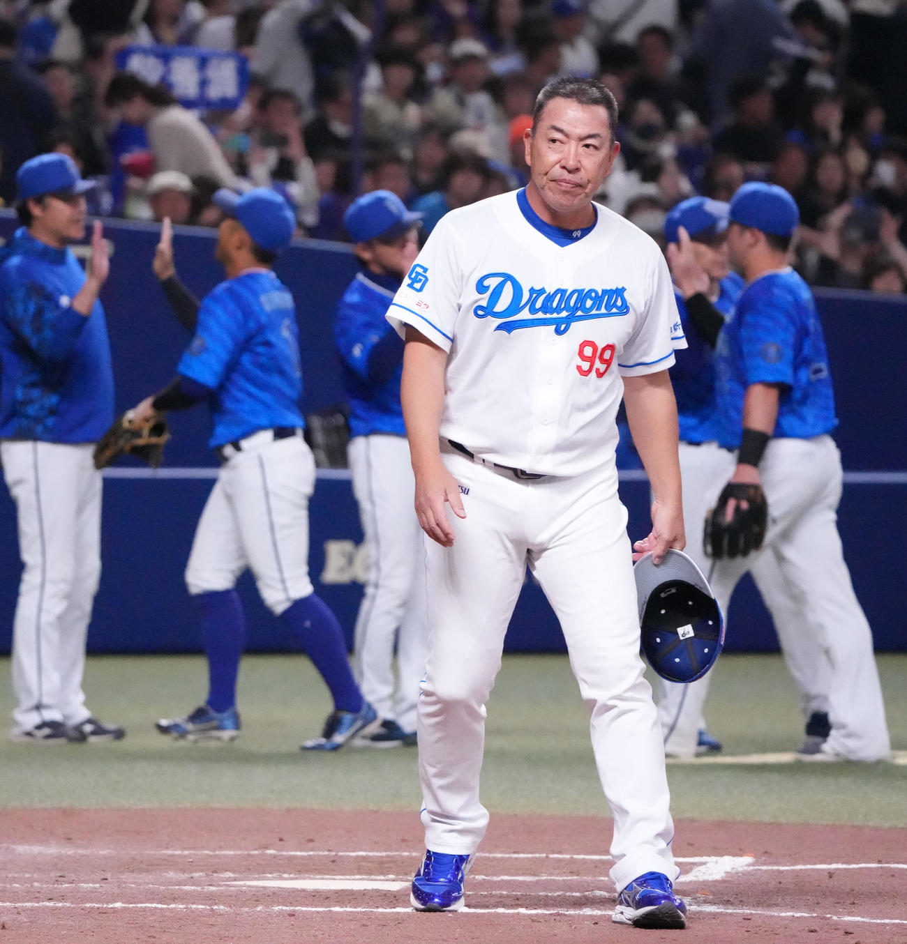 中日対DeNA　試合終了、観客の声援に応える井上監督（撮影・森本幸一）
