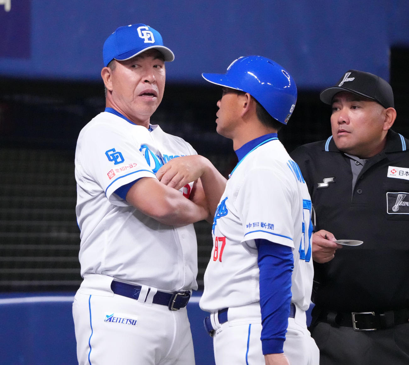 中日対DeNA 5回終了、井上監督（左）は選手交代を告げる（撮影・森本幸一）