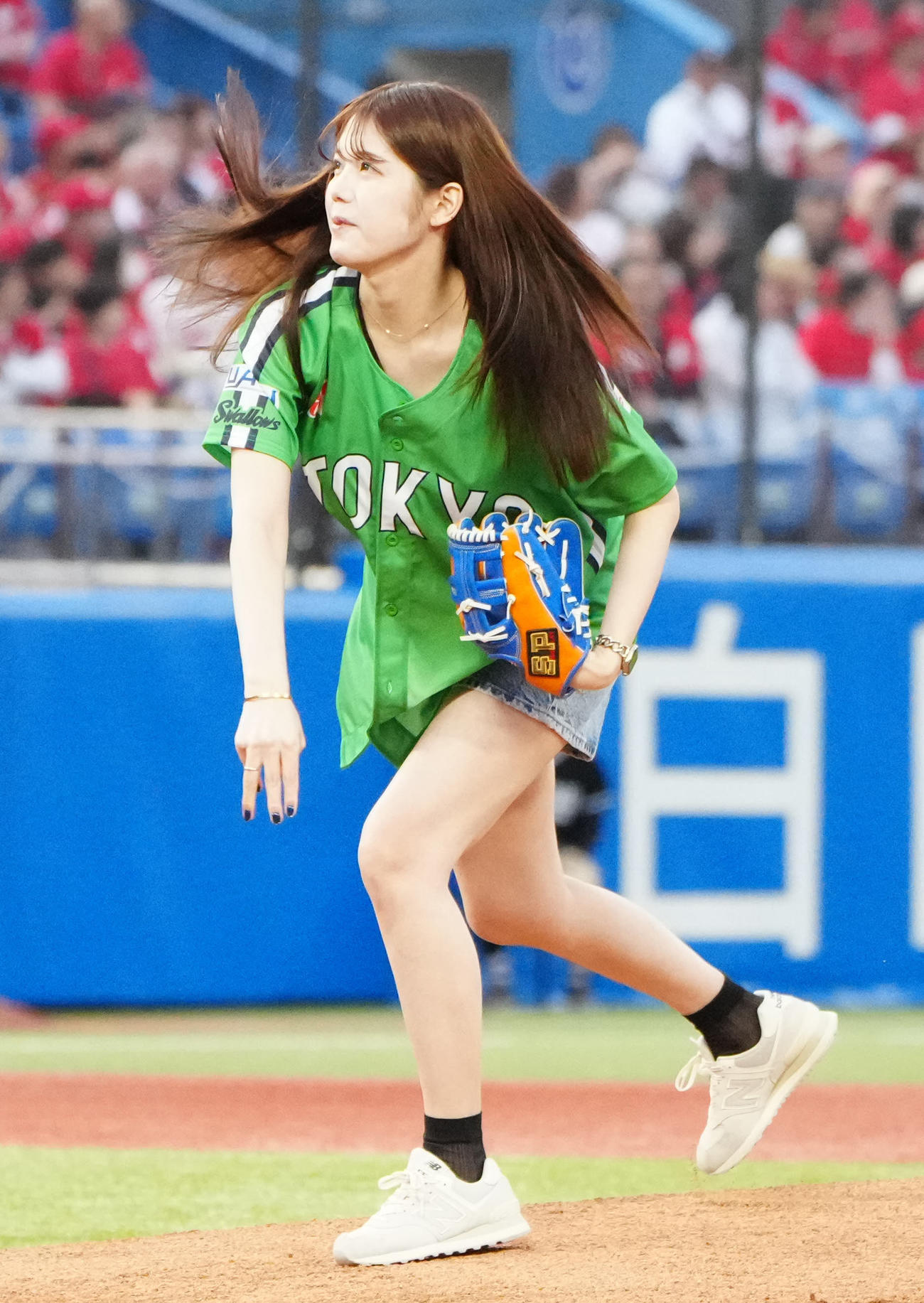 ヤクルト対広島　試合前、始球式に臨む青木歌音（撮影・江口和貴）