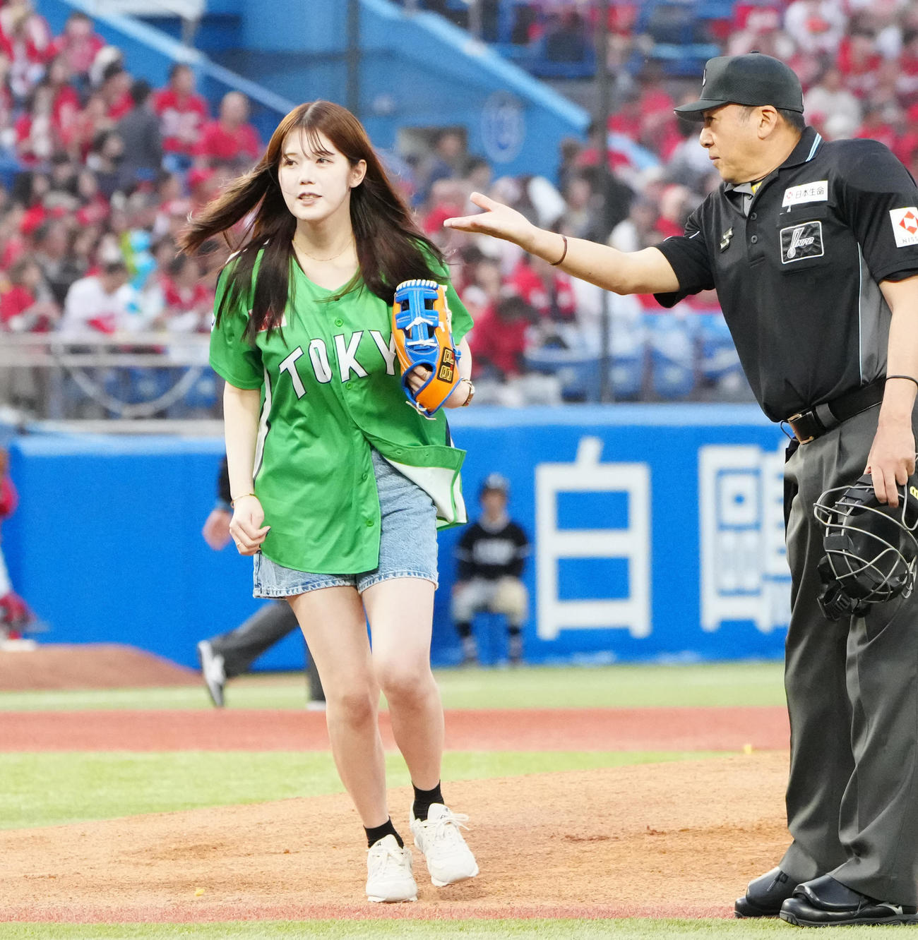 ヤクルト対広島　試合前、始球式に臨んだ青木歌音（撮影・江口和貴）
