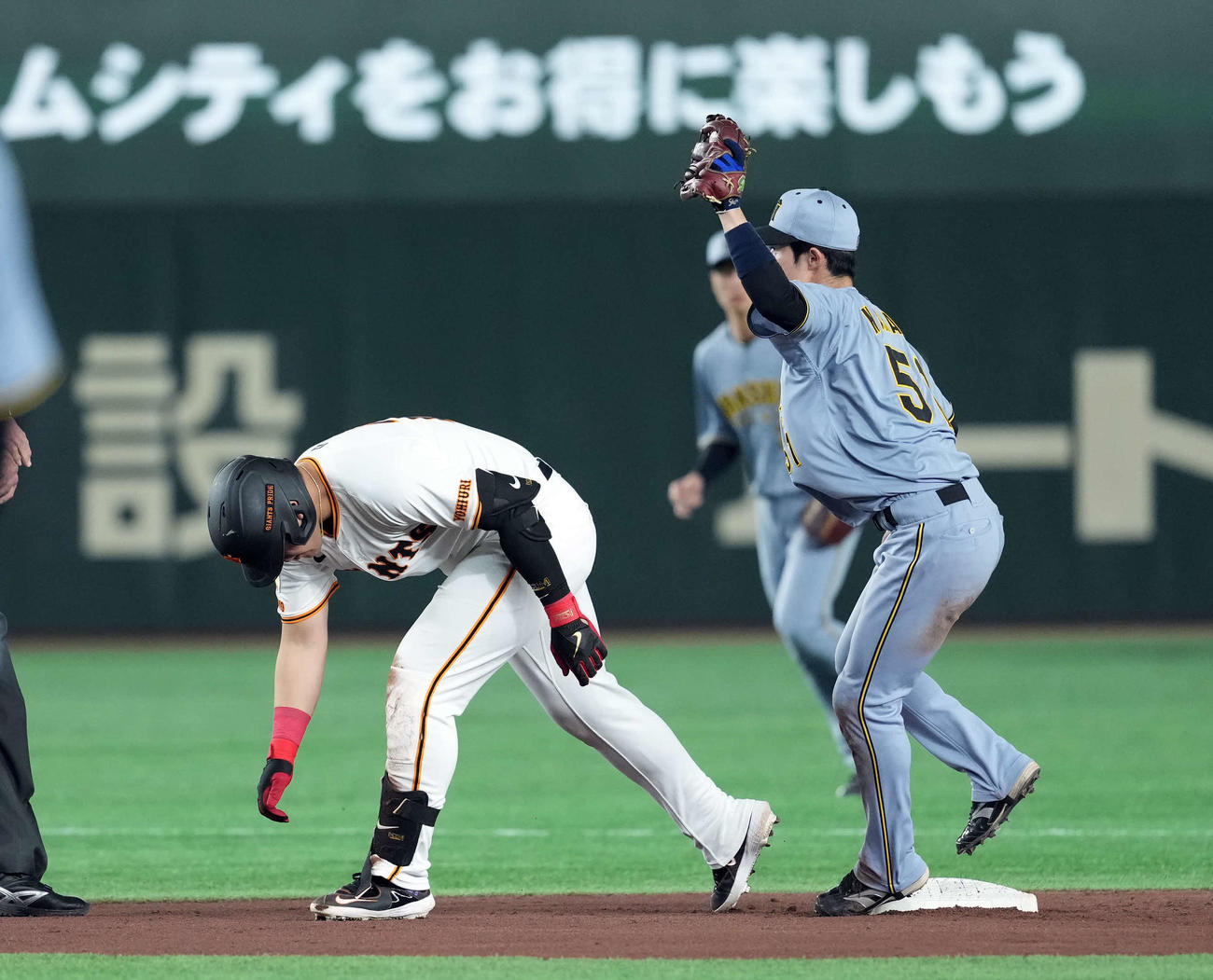 巨人対阪神　1回裏巨人2死一塁、中前打で二塁を突くも近本の好送球でアウトになる岡本（撮影・たえ見朱実）