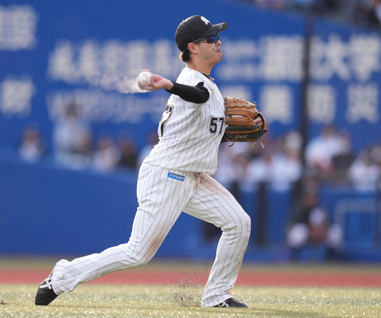 ロッテ対楽天　6回表楽天1死三塁、浅村の打球を本塁へ送球するも、三塁走者小深田の生還を許す遊撃手小川。結果は野選（撮影・鈴木みどり）