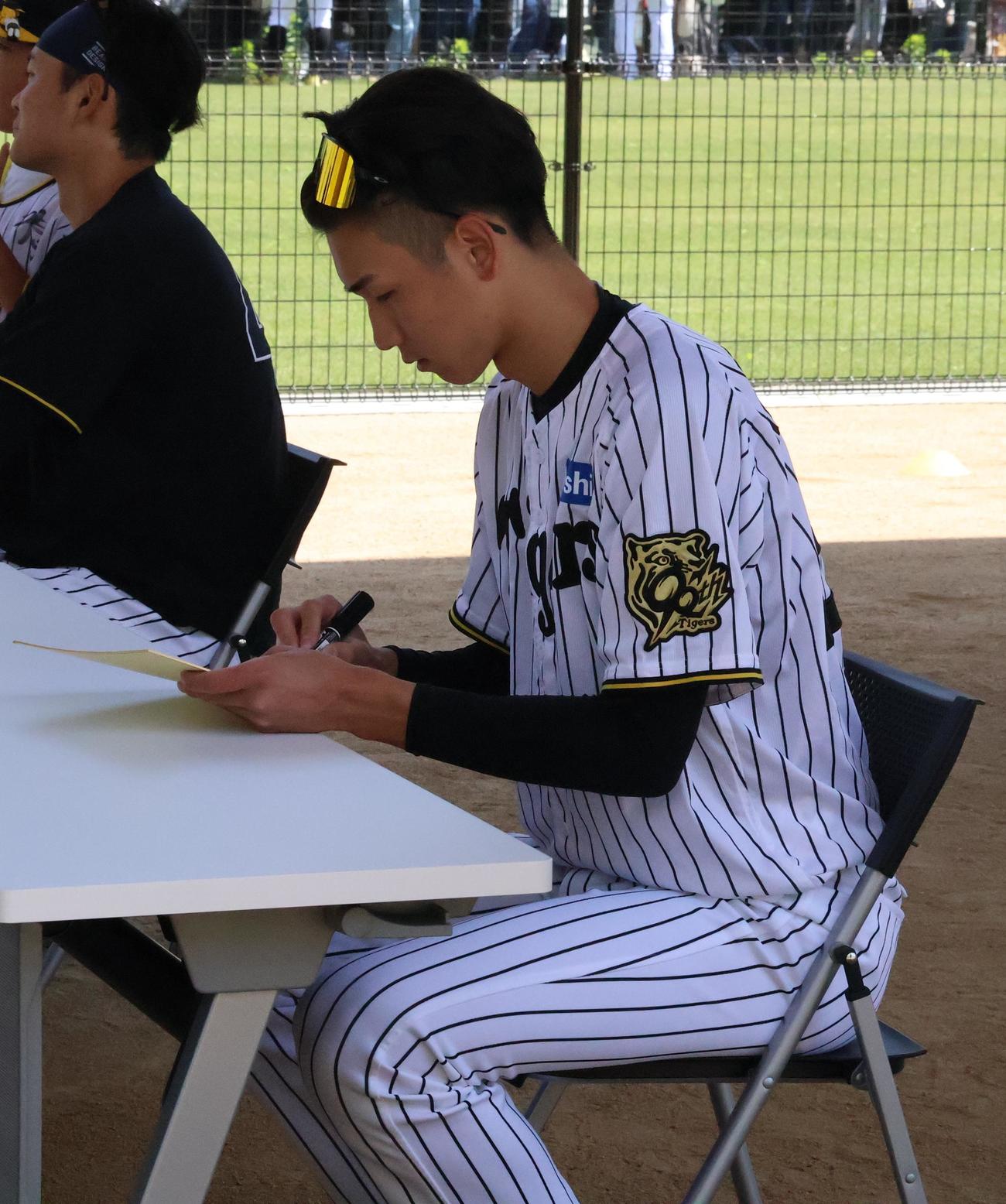 くふうハヤテ戦前のサイン会に参加した阪神今朝丸（撮影・塚本光）