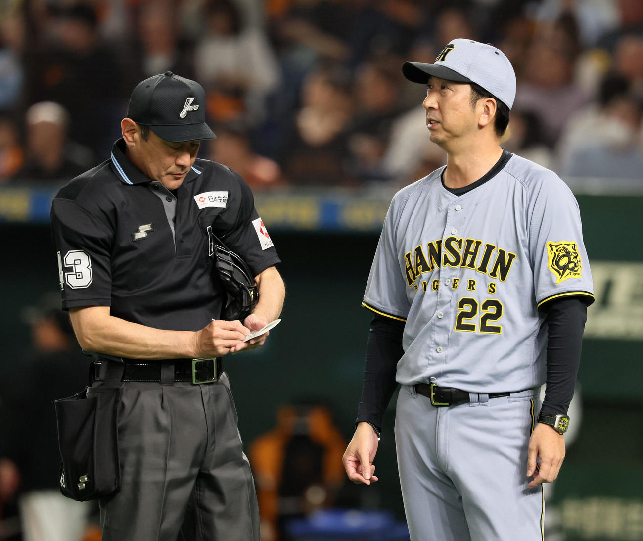 巨人対阪神　4回裏を前に選手交代を告げる阪神藤川監督（撮影・加藤哉）