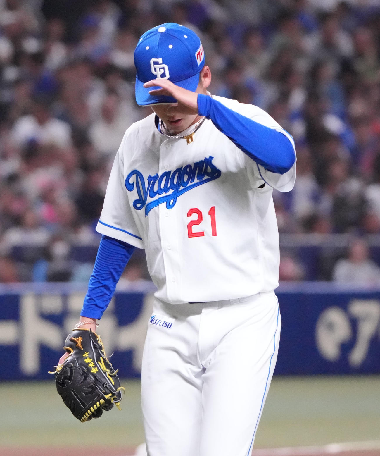 中日対DeNA 4回表終了、ベンチへ戻る金丸（撮影・森本幸一）
