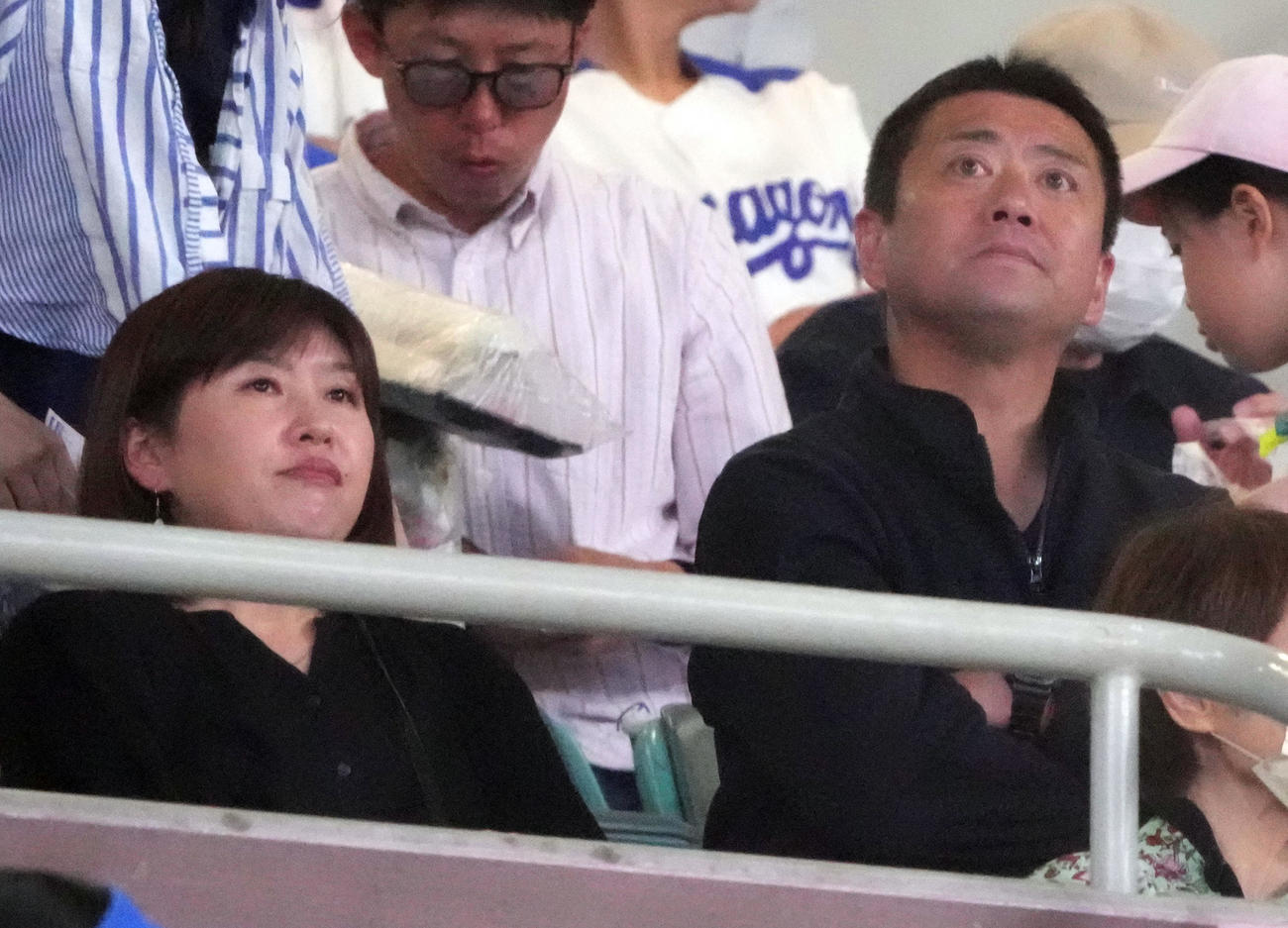 中日対DeNA　観戦に訪れた金丸夢斗の両親（左から）母・淳子さん、父・雄一さん（撮影・森本幸一）
