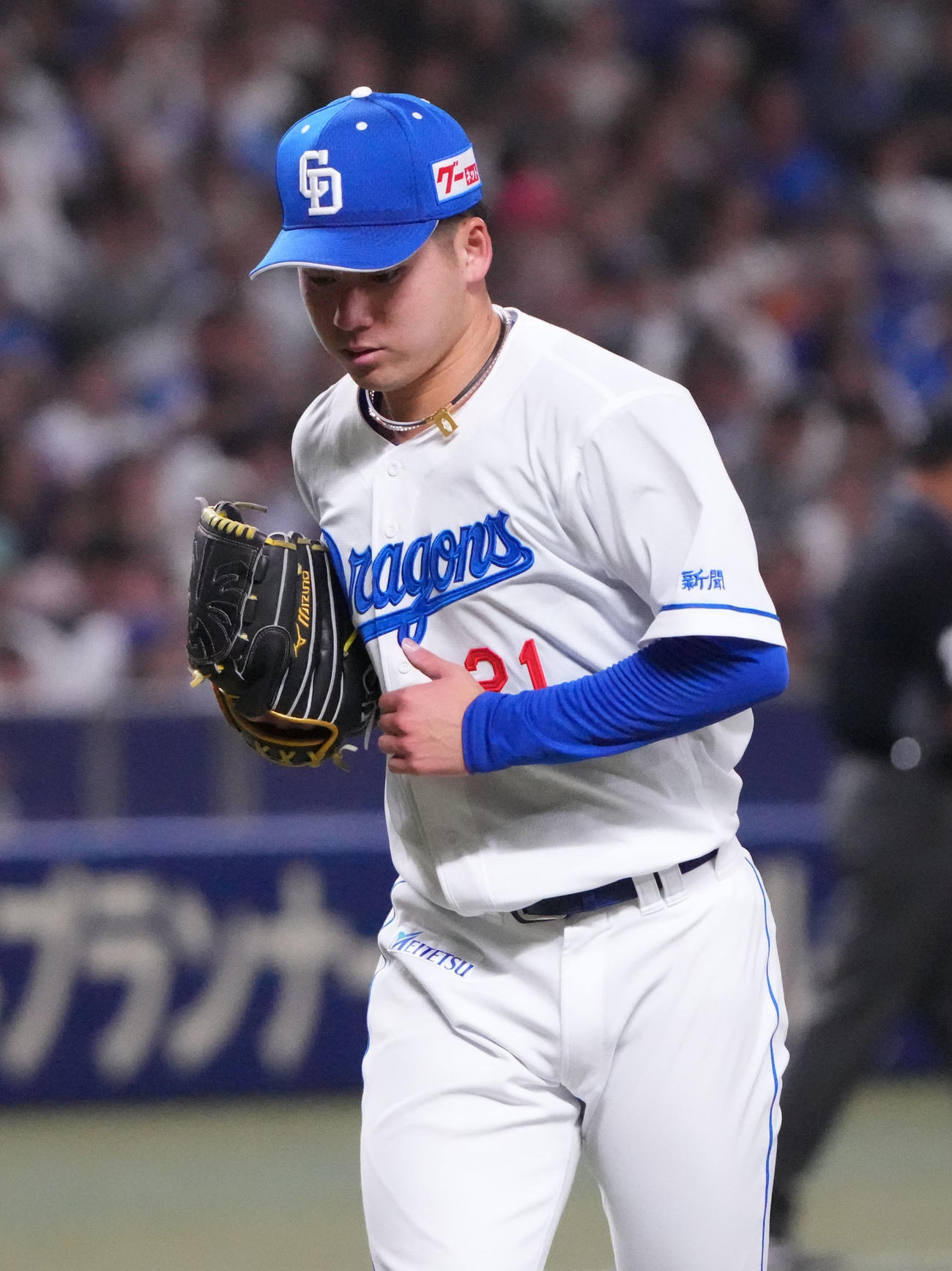 中日対DeNA 6回表終了、ベンチへ戻る金丸（撮影・森本幸一）