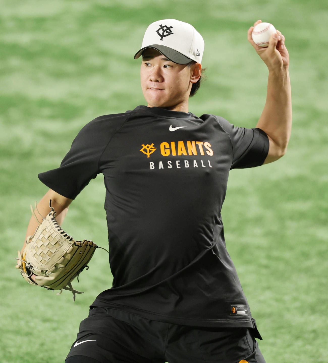 巨人対阪神　キャッチボールする巨人井上（撮影・野上伸悟）