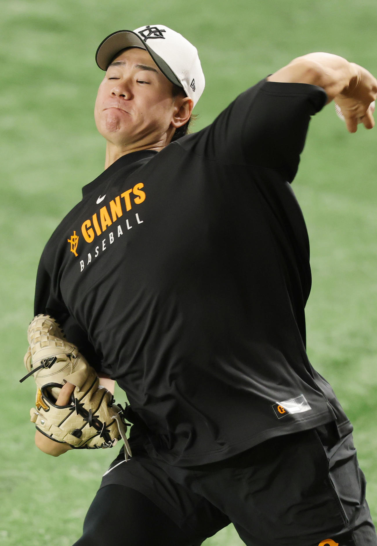 巨人対阪神　キャッチボールする巨人井上（撮影・野上伸悟）