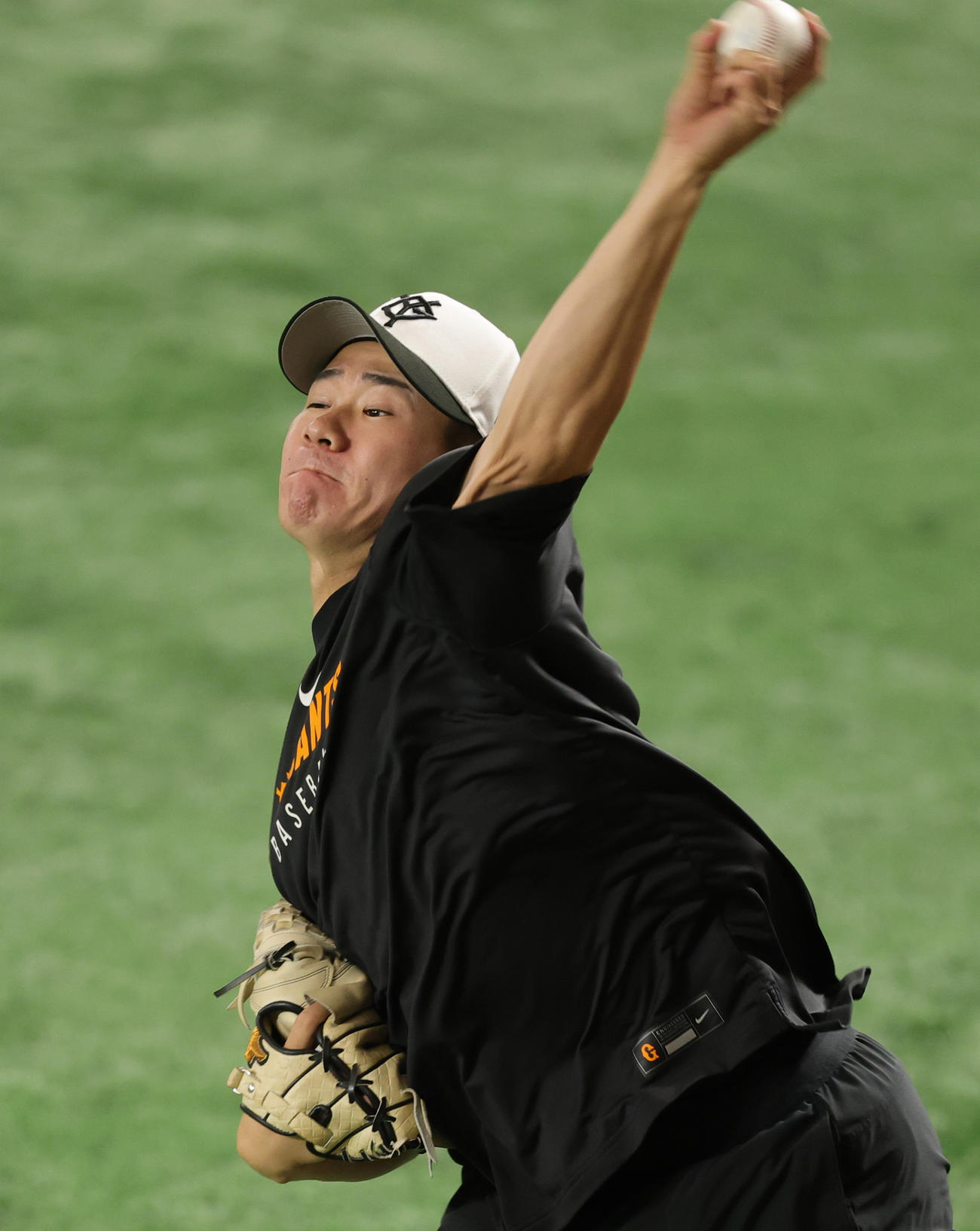 巨人対阪神　キャッチボールする巨人井上（撮影・野上伸悟）