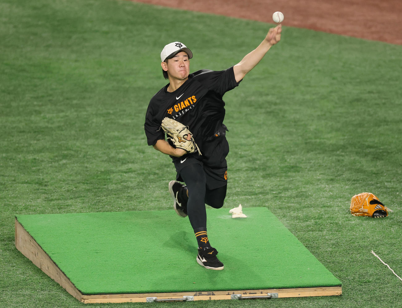 巨人対阪神　傾斜の台で投球する巨人井上（撮影・野上伸悟）