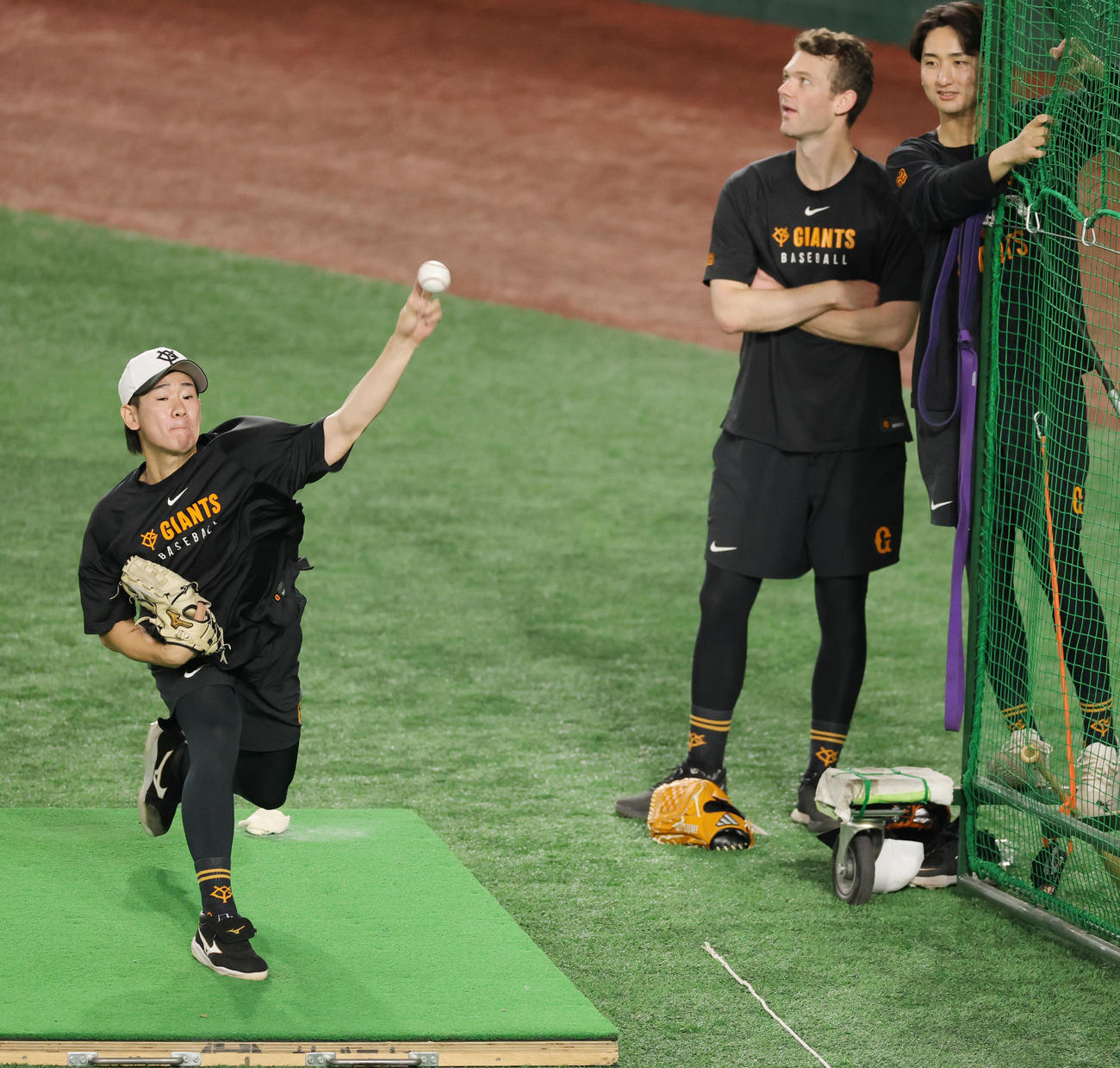 巨人対阪神　傾斜の台で投球する巨人井上（撮影・野上伸悟）