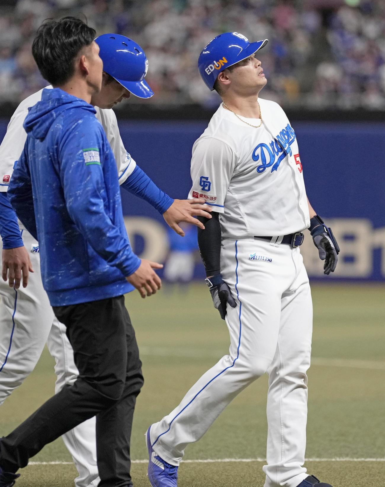 中日対DeNA　5回、遊ゴロに倒れ右脚を気にする中日・細川（右）（共同）