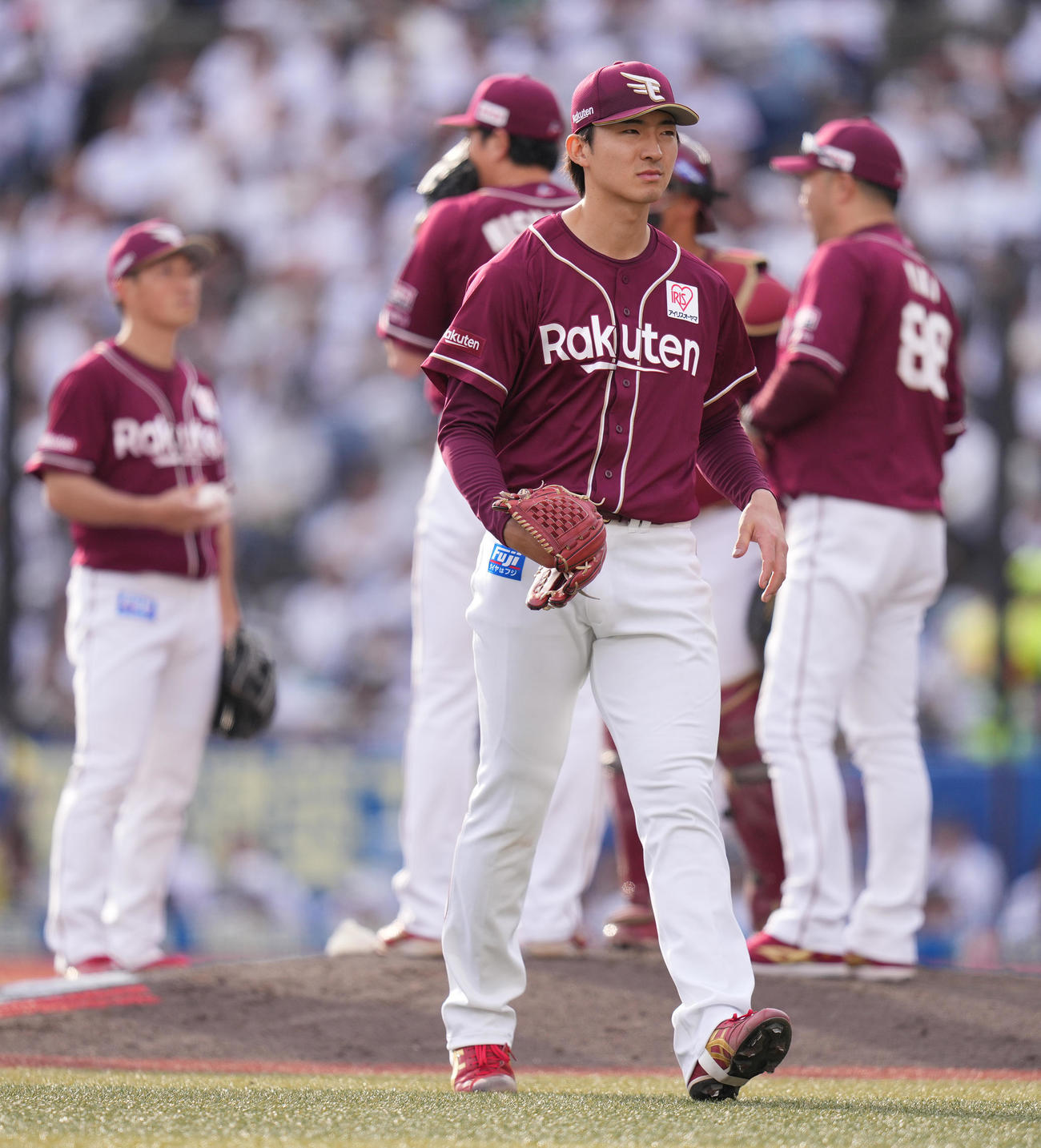 ロッテ対楽天　5回裏途中で降板する楽天荘司（撮影・鈴木みどり）