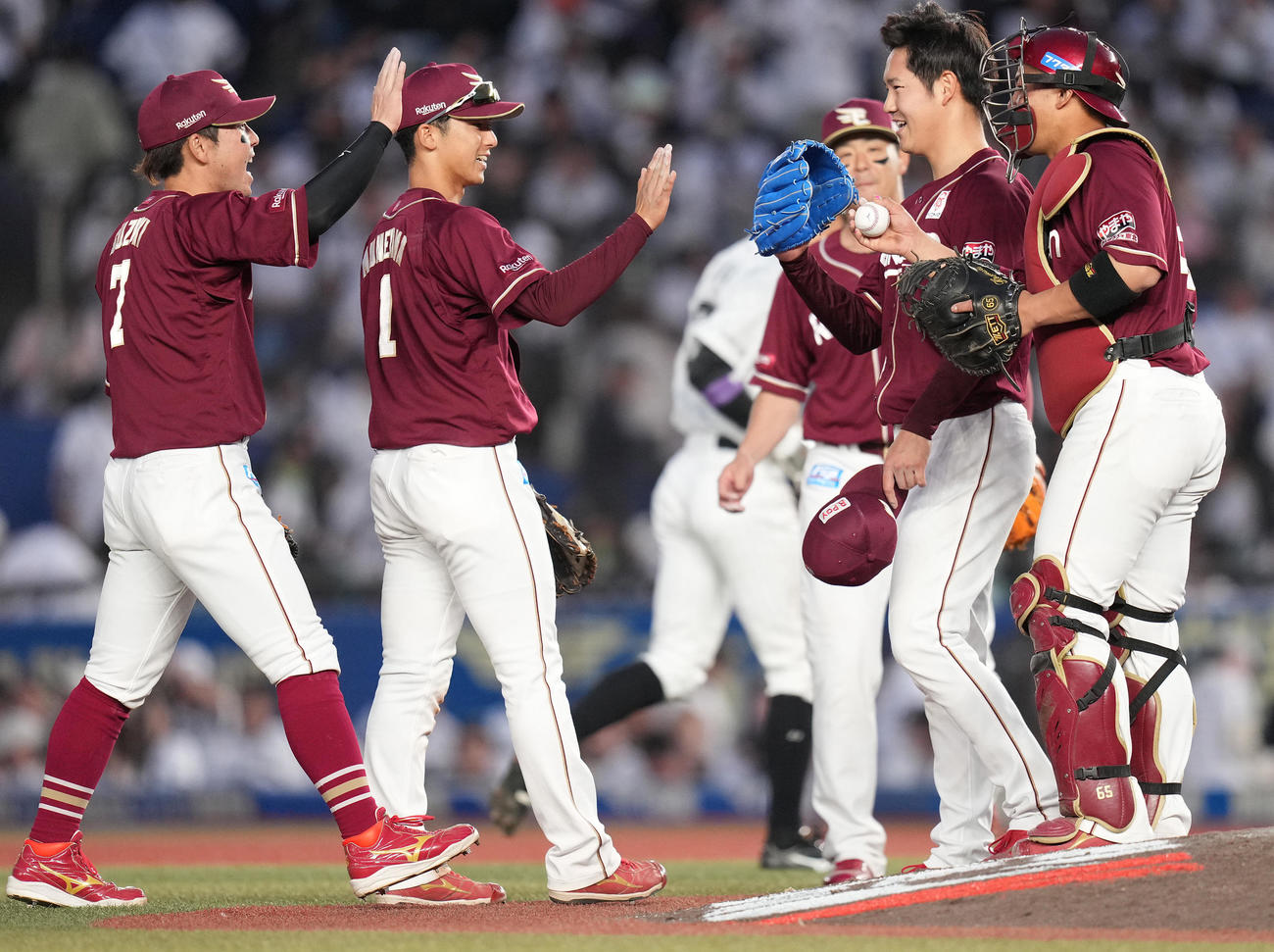 ロッテ対楽天　ロッテに勝利し、ハイタッチする宗山（左から2人目）ら楽天ナイン（撮影・鈴木みどり）