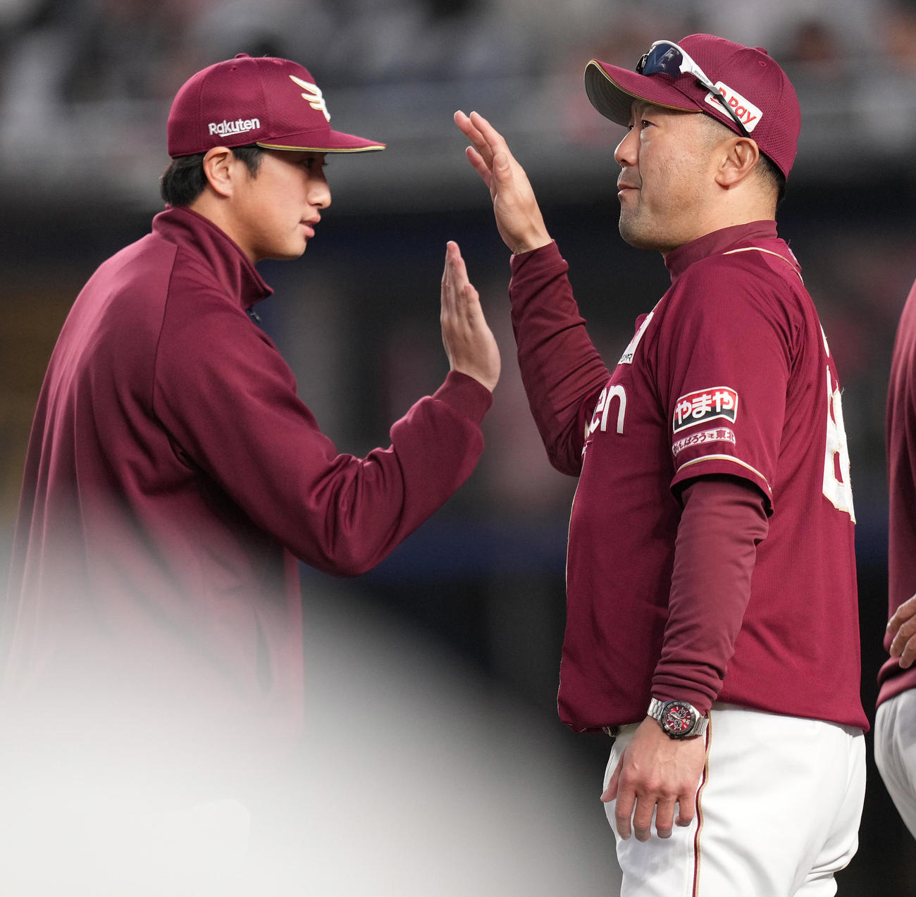 ロッテ対楽天　ロッテに勝利し、西垣（左）を向かえる楽天三木監督（撮影・鈴木みどり）