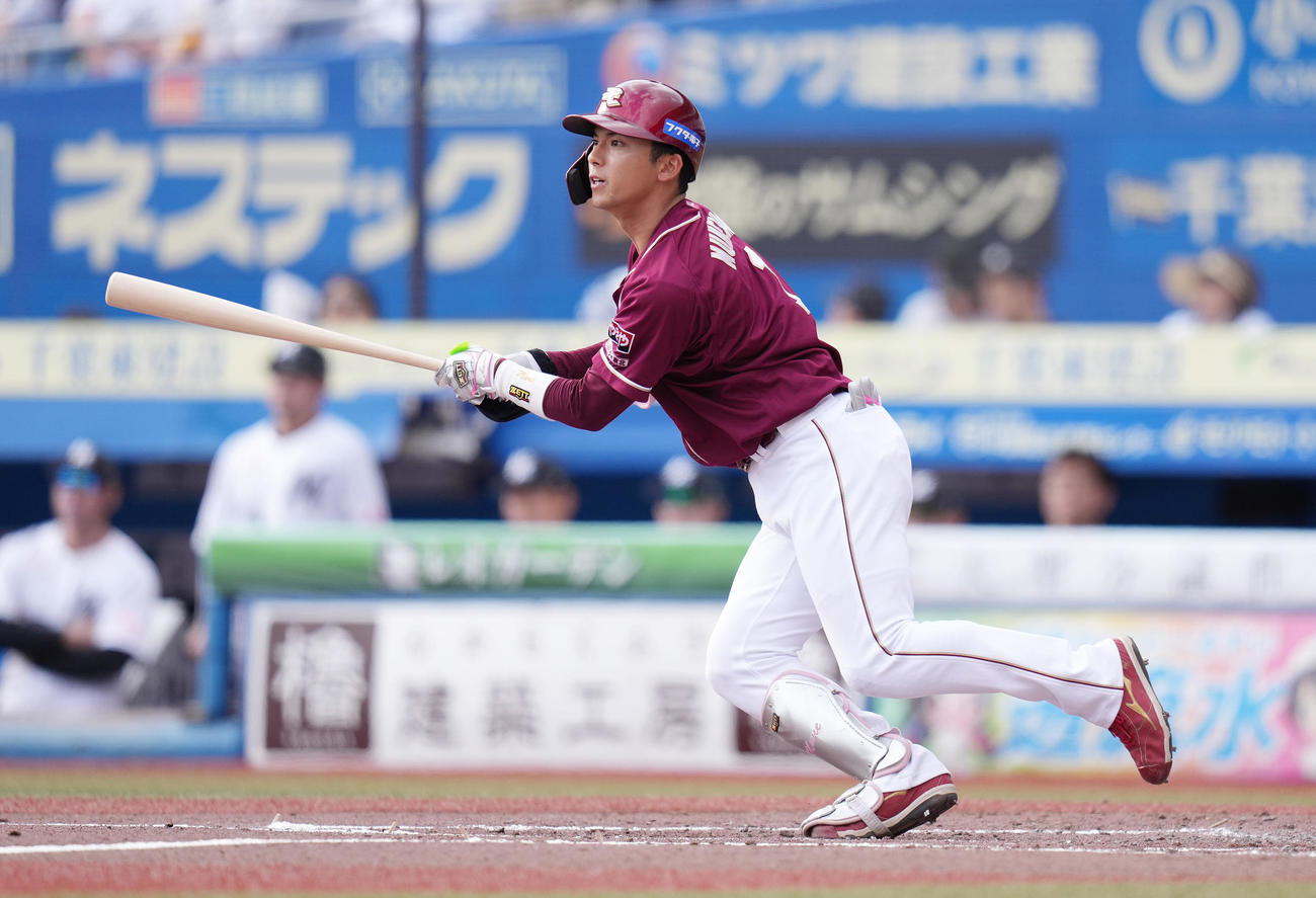 ロッテ対楽天　3回表楽天2死二塁、先制の左前適時打を放つ宗山（撮影・鈴木みどり）