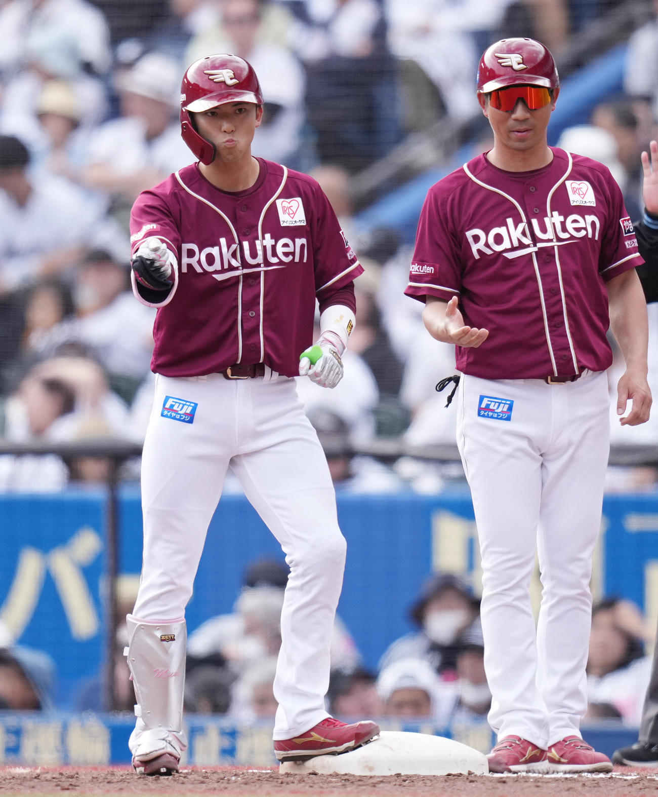 ロッテ対楽天　3回表楽天2死二塁、先制の左前適時打を放った宗山（左）はベンチに向かってポーズ（撮影・鈴木みどり）