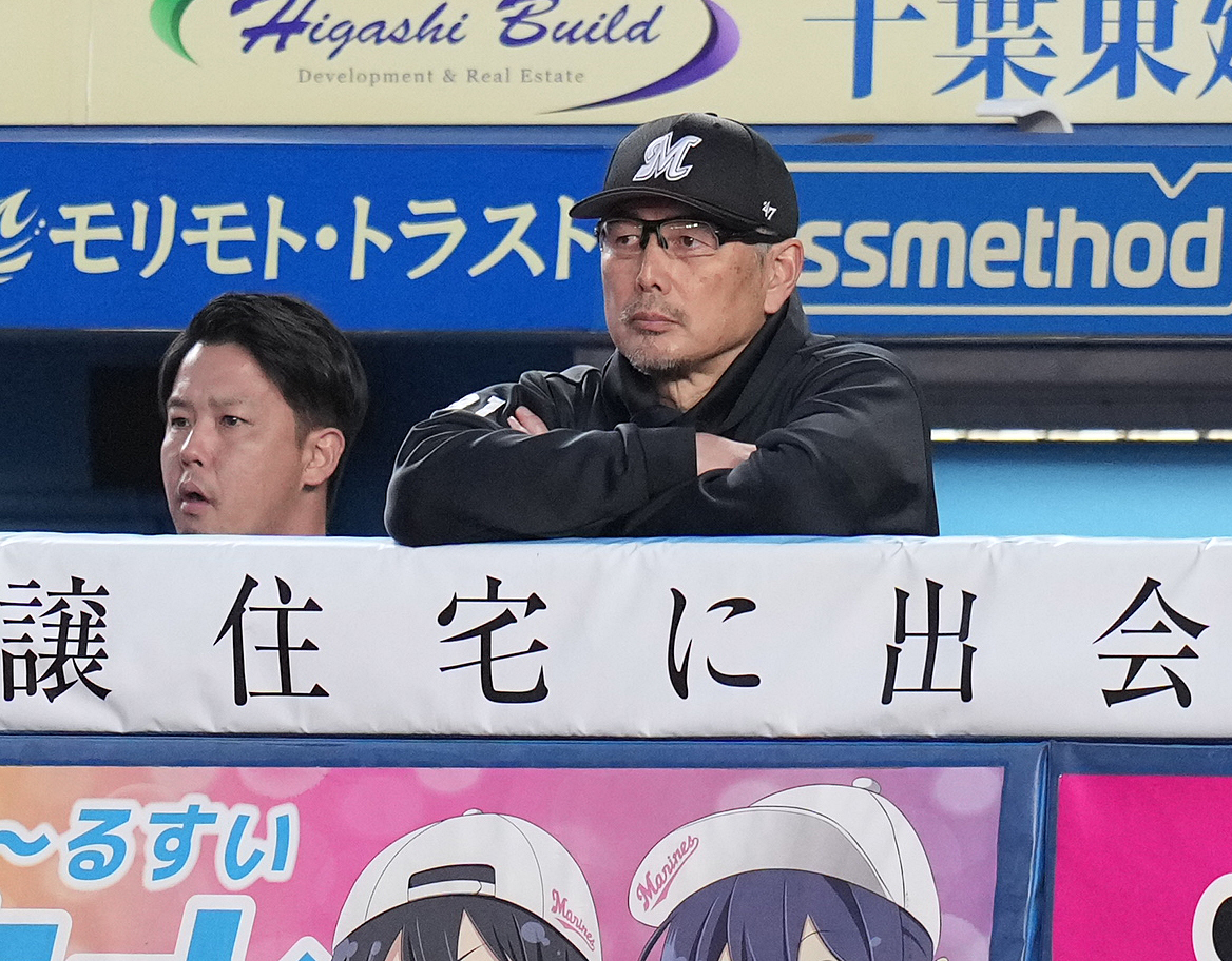 ロッテ対楽天　ベンチで腕を組むロッテ吉井監督（右）（撮影・鈴木みどり）