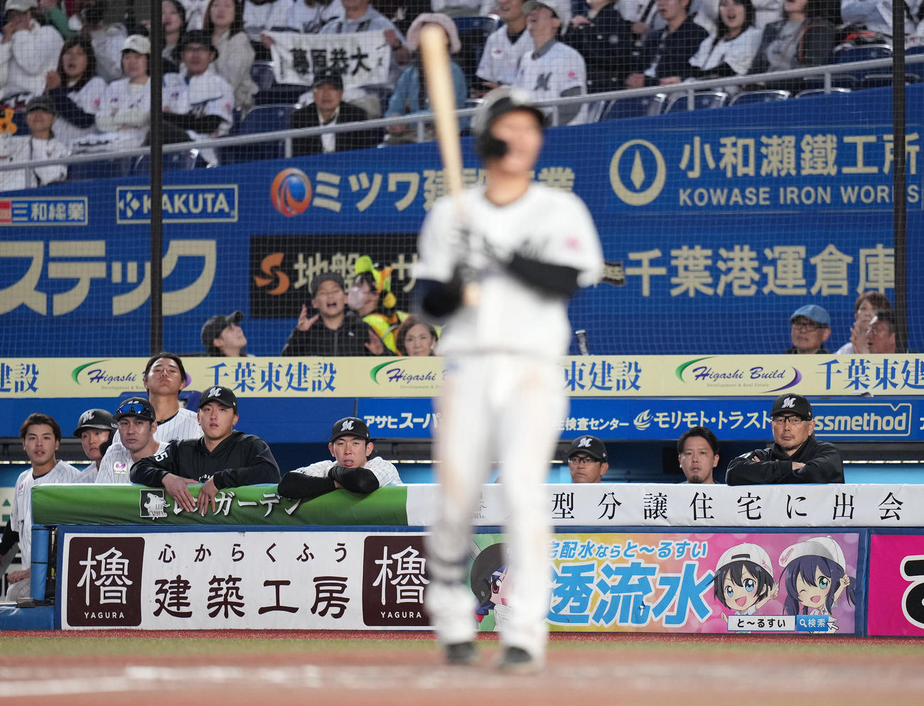 ロッテ対楽天　9回裏ロッテ2死一塁、藤原が空振り三振に倒れ、ぼうぜんとする吉井監督（右）らベンチ（撮影・鈴木みどり）