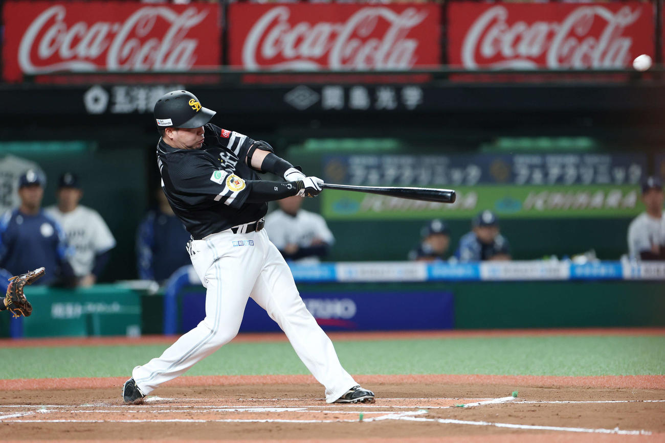 西武対ソフトバンク　6回表ソフトバンク1死一塁、左越え2点本塁打を放つ山川（撮影・宮地輝）