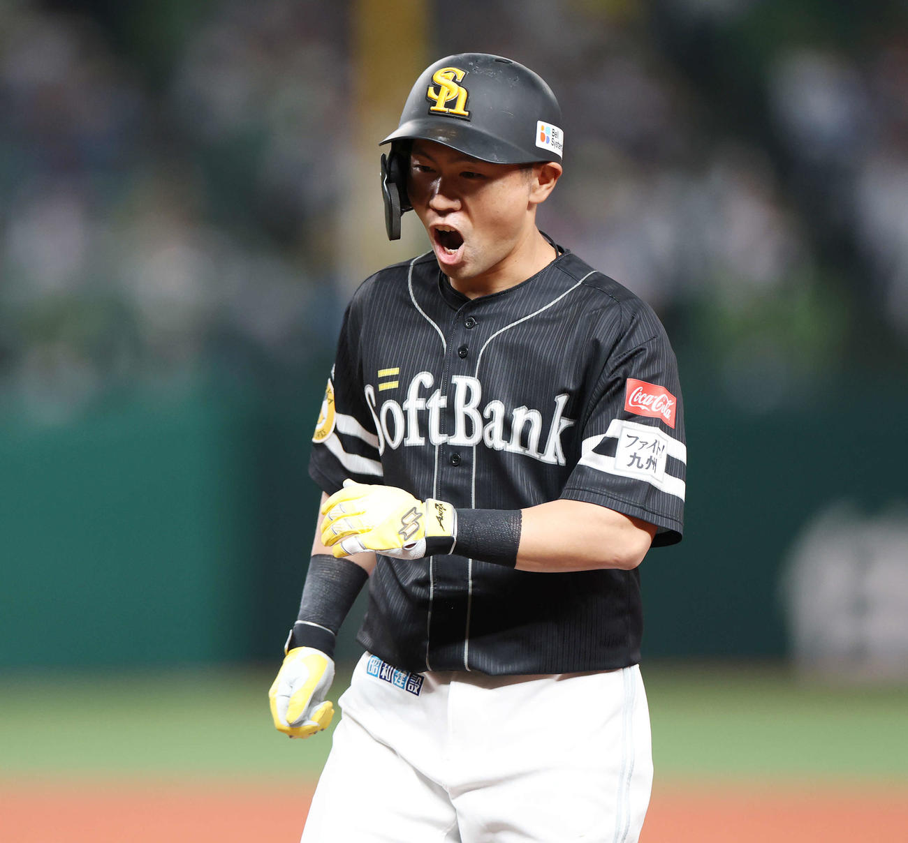 西武対ソフトバンク　6回表ソフトバンク1死、中前打を放った中村（撮影・宮地輝）