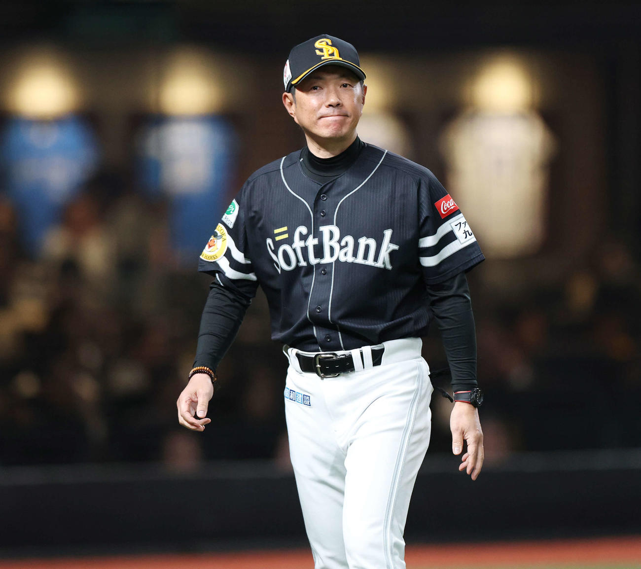 西武対ソフトバンク　7回裏、選手交代を告げベンチに下がるソフトバンク小久保監督（撮影・宮地輝）