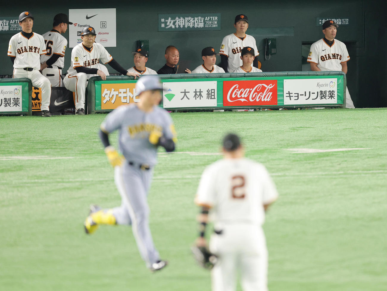 巨人対阪神　4回表阪神2死、森下の本塁打に浮かない表情の巨人阿部監督（右端）（撮影・野上伸悟）