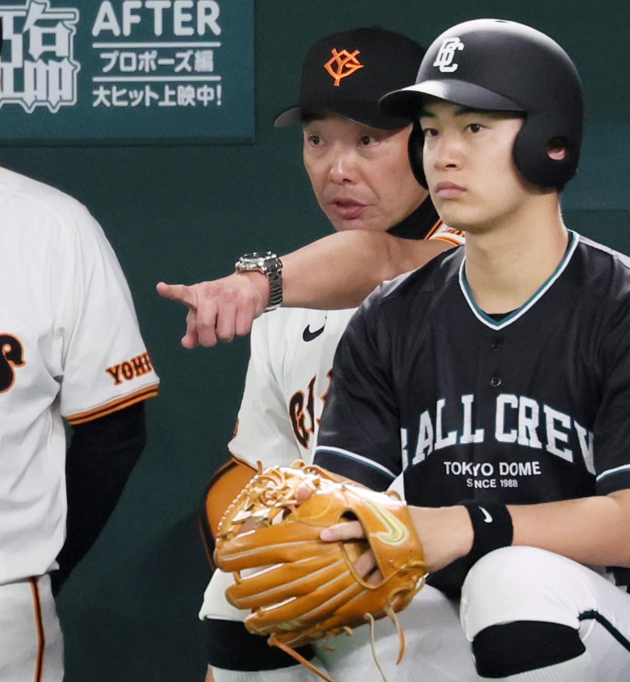 巨人対阪神　7回表、ベンチから指をさす阿部監督（撮影・加藤哉）