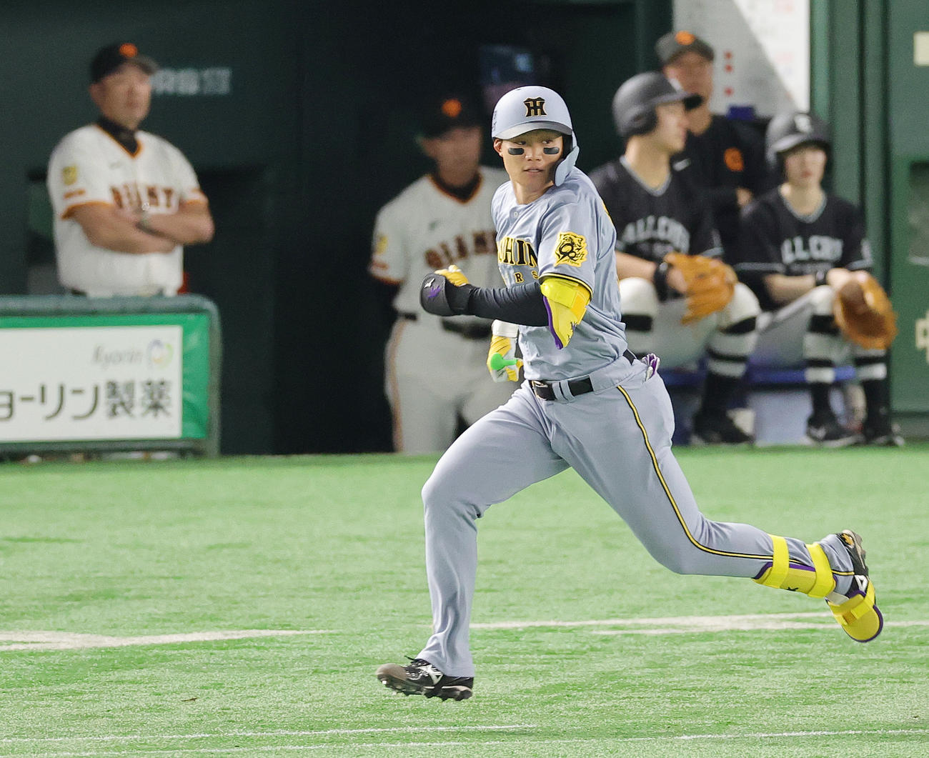 巨人対阪神　7回表阪神2死満塁、左2点適時打を放つ森下。後方左は巨人阿部監督（撮影・野上伸悟）