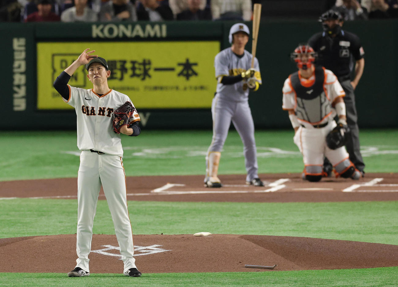 巨人対阪神　プレーボールを前に中堅方向を向く巨人戸郷（撮影・野上伸悟）