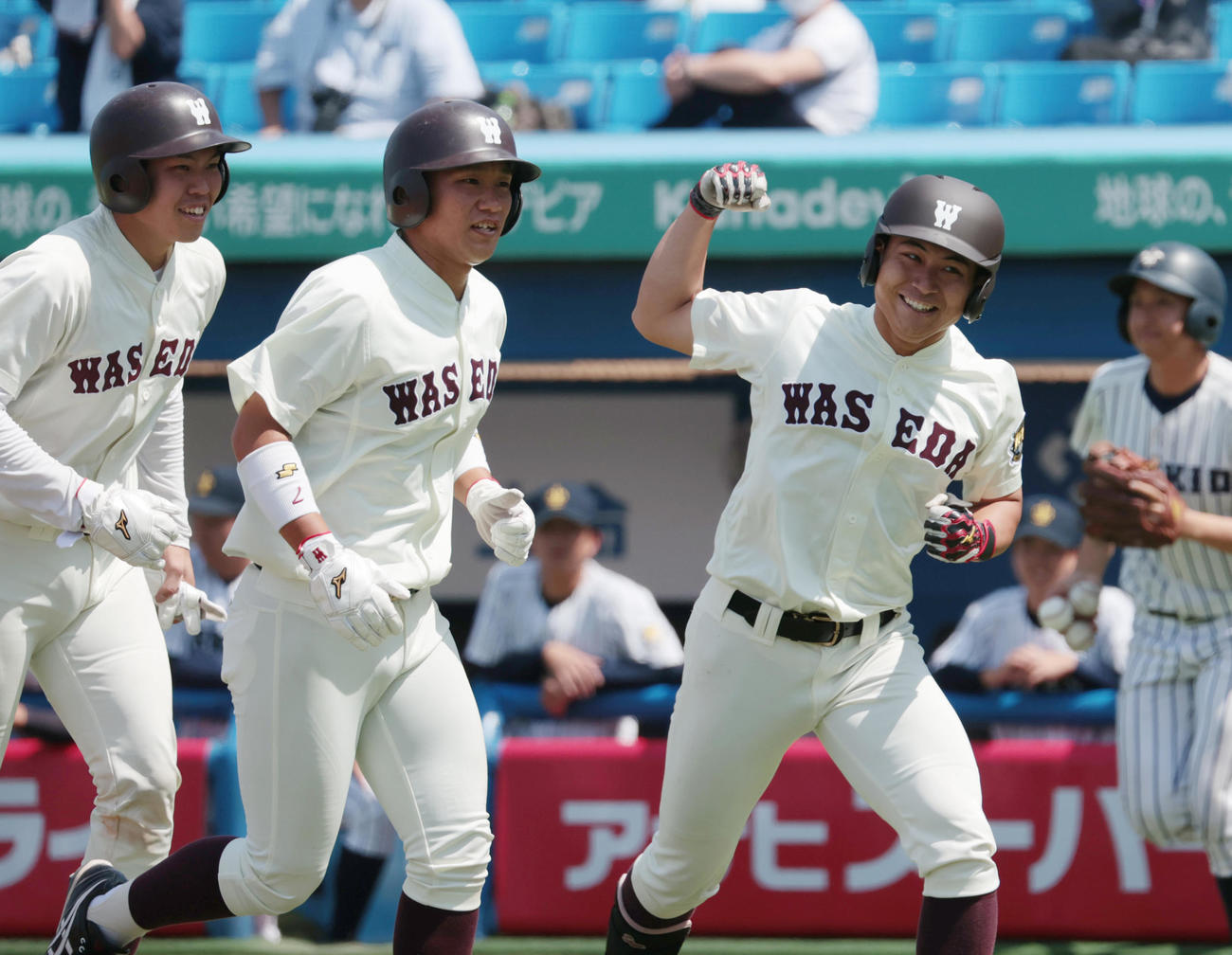 早大対立大　4回表早大1死一、三塁、、代打徳丸（右）は右越えに本塁打を放ちガッツポーズする（撮影・柴田隆二）