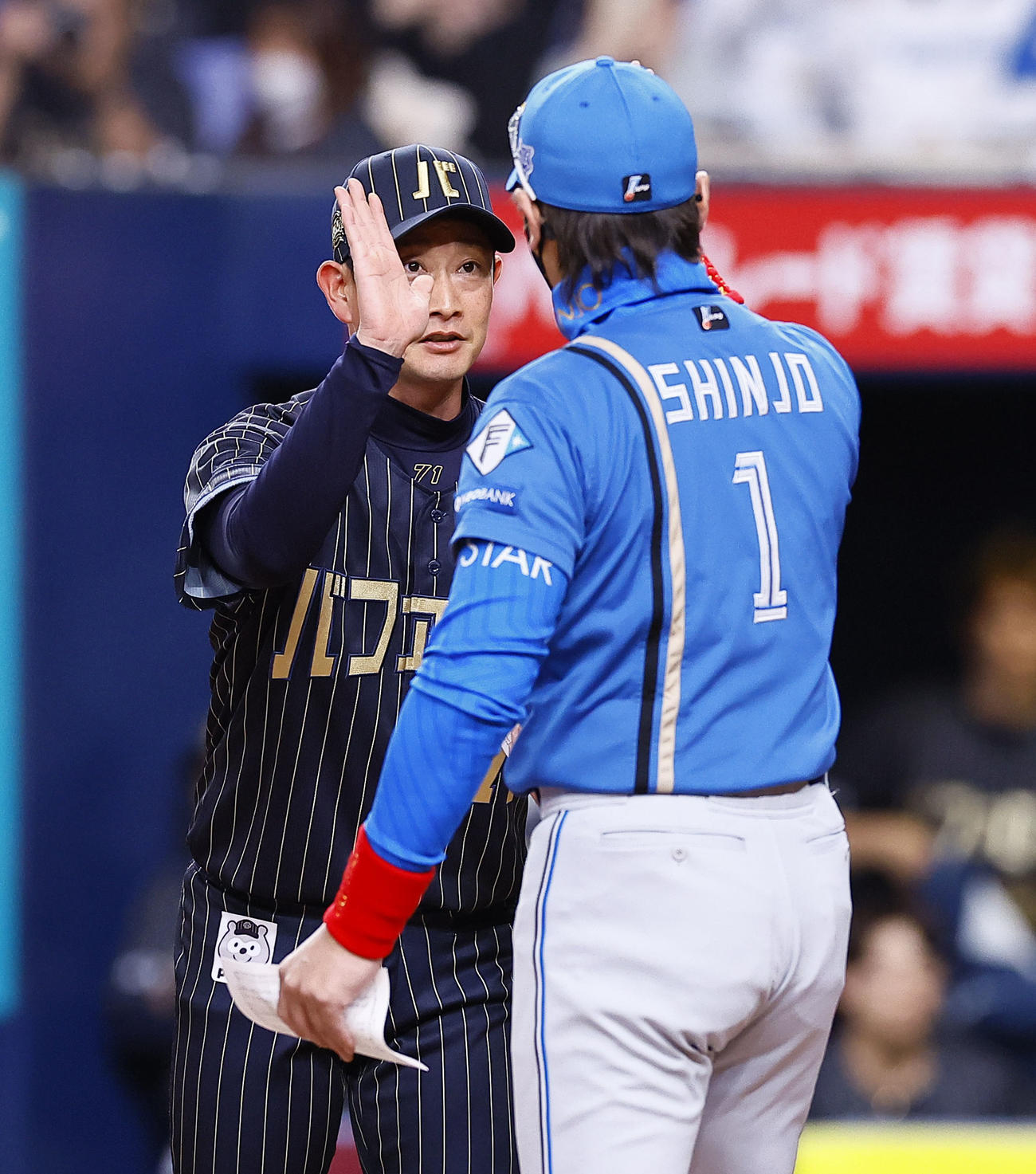 オリックス対日本ハム　メンバー表交換で日本ハム新庄監督とハイタッチを交わすオリックス岸田監督（撮影・藤尾明華）