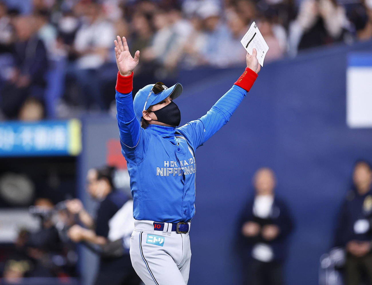 オリックス対日本ハム　メンバー表交換を終えファンに手を振る日本ハム新庄監督（撮影・藤尾明華）